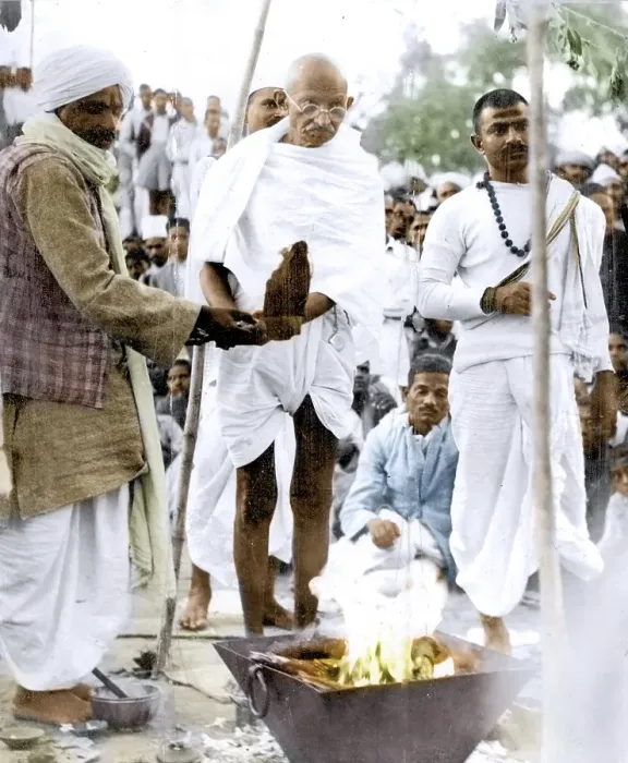 Framed Print : Mahatma Gandhi performing havan fire ceremony of laying stone, Allahabad, India, Asia, November 19, 1939, Asia