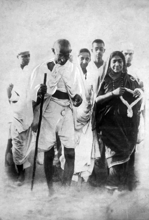 Framed Print : Mahatma Gandhi during the salt satyagraha with sarojini naidu in dhandi, gujarat, India, Asia, 1930, Asia
