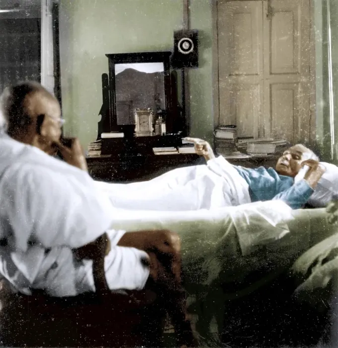 Framed Print : Mahatma Gandhi sitting with Liaquat Ali Khan lying in bed, India, Asia, November 27, 1947, Asia Framed Print : Mahatma Gandhi sitting with Liaquat Ali Khan lying in bed, India, Asia, November 27, 1947, Asia