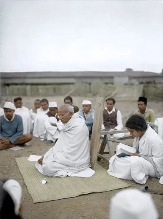Framed Print : Mahatma Gandhi speaking to Sarvodaya workers, Wardha, Maharashtra, India, Asia, 1939, Asia