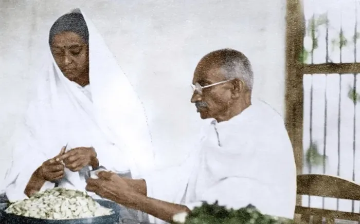 Framed Print : Mahatma Gandhi and Sumati Morarjee cutting vegetables, India, Asia, 1945, Asia
