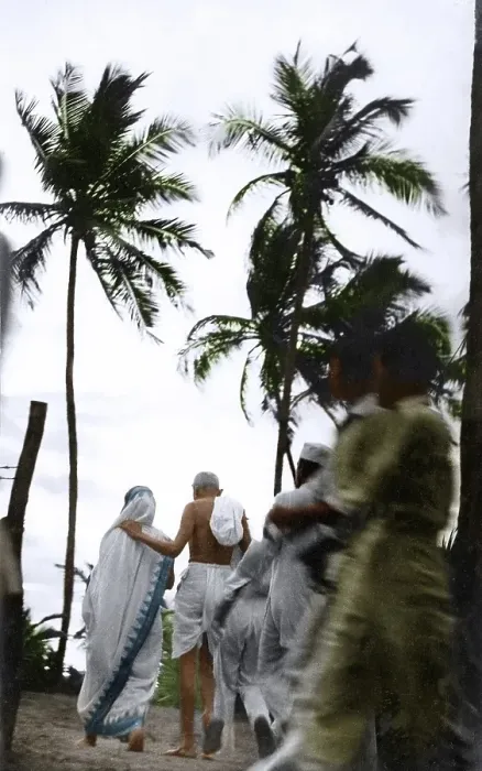 Framed Print : Mahatma Gandhi walking to evening prayer meeting, Mumbai, Maharashtra, India, Asia, May 1944, Asia