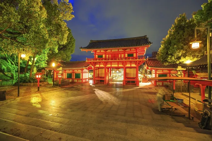 Framed Print : Main gate Ro-mon of Yasaka Shrine illuminated at night on the main street Higashi Oji Dori