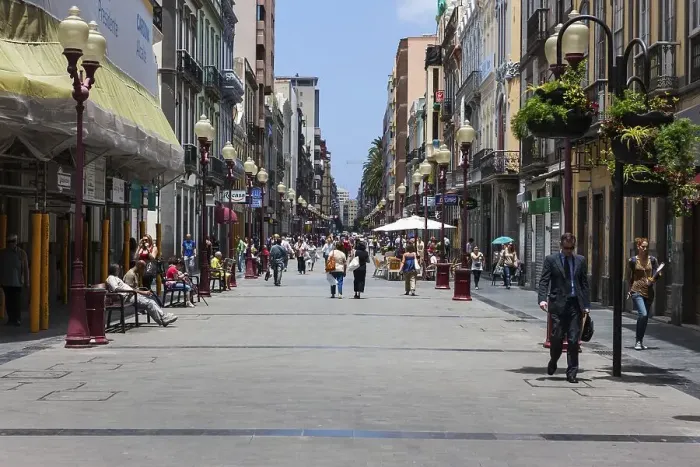 Framed Print : Main shopping street, Calle Tirana