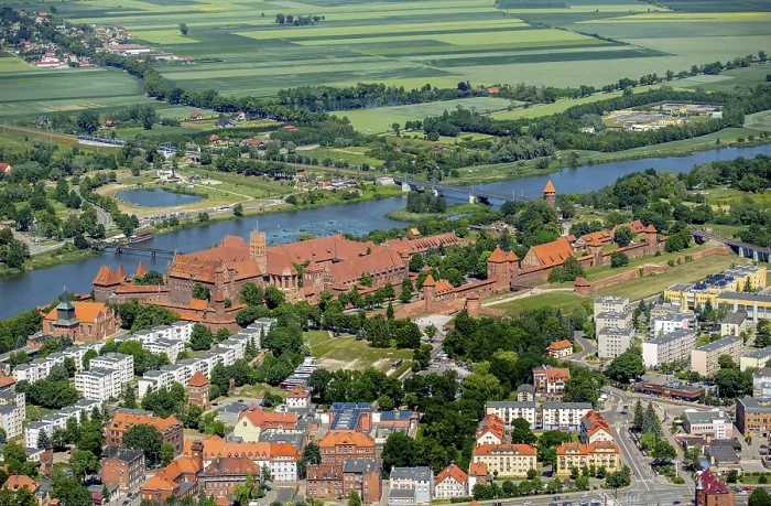 Framed Print : Malbork, Castle, Brick Gothic, River Nogat Framed Print : Malbork, Castle, Brick Gothic, River Nogat