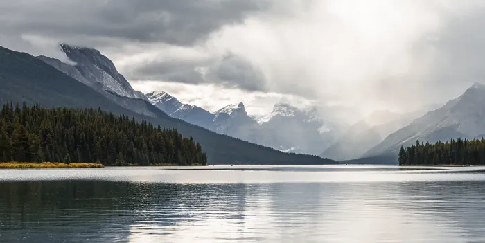 Framed Print : Maligne Lake, behind mountain range Queen Elizabeth Ranges