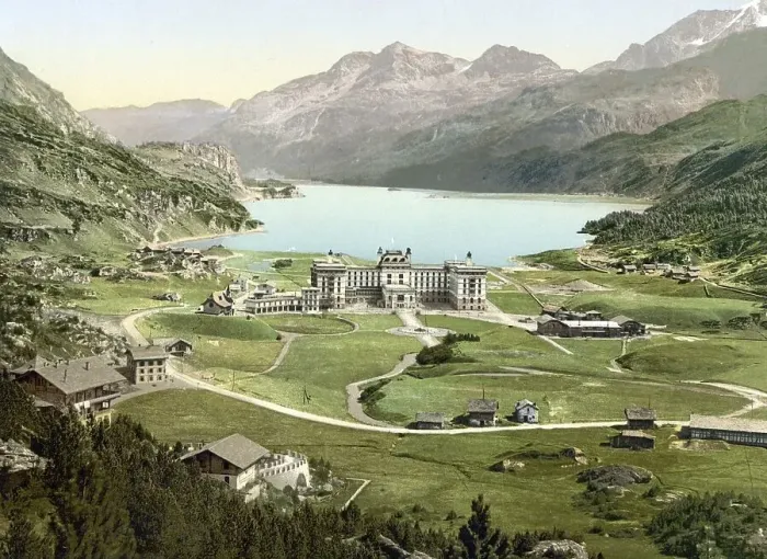Framed Print : Maloja, Dorf am Malojapass zwischen dem Oberengadin und dem Bergell im Kanton Graubuenden