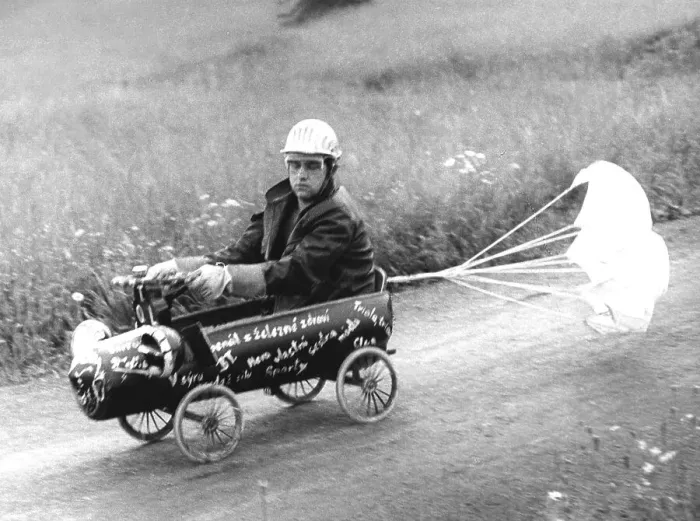 Framed Print : Man in soapbox with brake parachute ca Framed Print : Man in soapbox with brake parachute ca