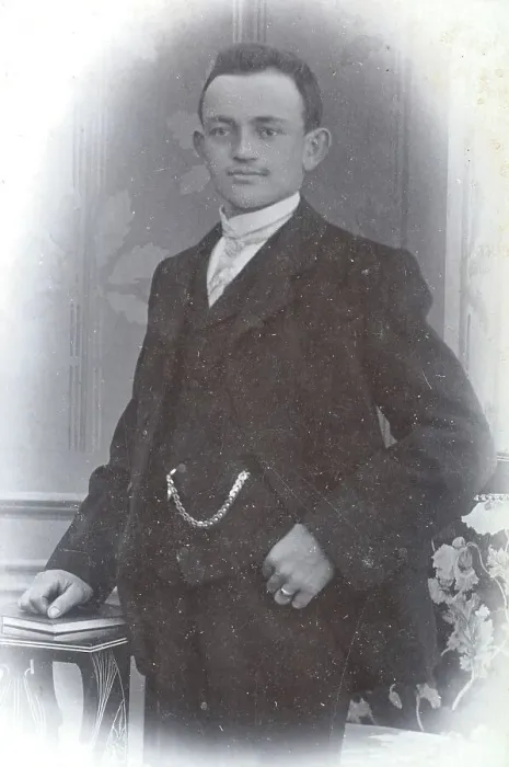 Framed Print : Man, in suit with watch chain, visiting format