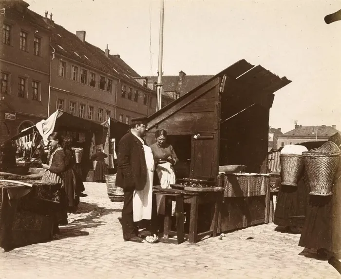 Framed Print : A man and a woman near a market stall Framed Print : A man and a woman near a market stall
