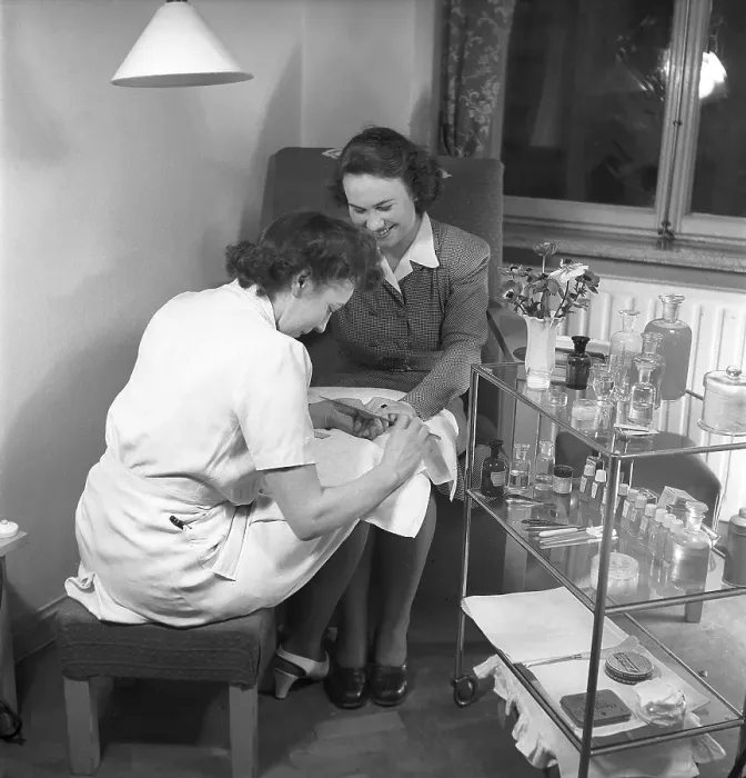 Framed Print : At the manicurist 1945. A manicurist is tending to her nails and files gently. 1945 Kristoffersson ref N108-5 Framed Print : At the manicurist 1945. A manicurist is tending to her nails and files gently. 1945 Kristoffersson ref N108-5