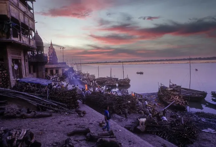 Framed Print : The Manikarnika Mahashamshan where every devout Hindu wishes to die and be cremated at Varanasi Benaras