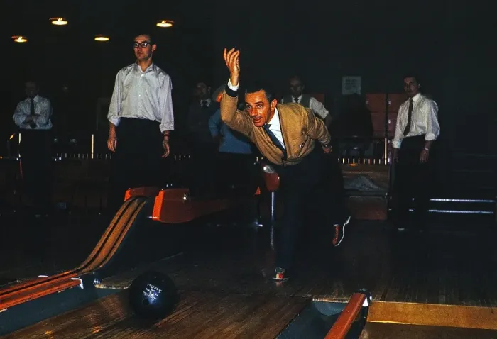 Framed Print : Mann beim Ten-Pin-Bowling, England, UK 1962 Framed Print : Mann beim Ten-Pin-Bowling, England, UK 1962
