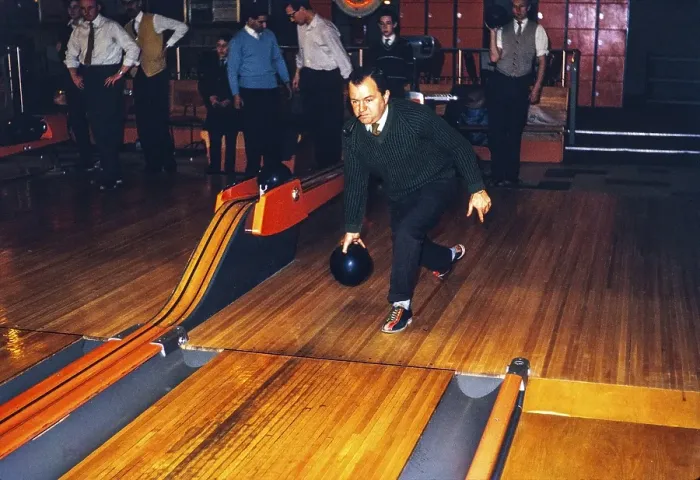 Framed Print : Mann mit Pfeife im Mund beim Ten-Pin-Bowling, England, UK 1962