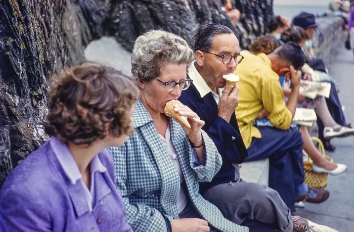 Framed Print : Mann und Frau essen Eis im Sommerurlaub mit der Familie am Meer, England, UK, 1961