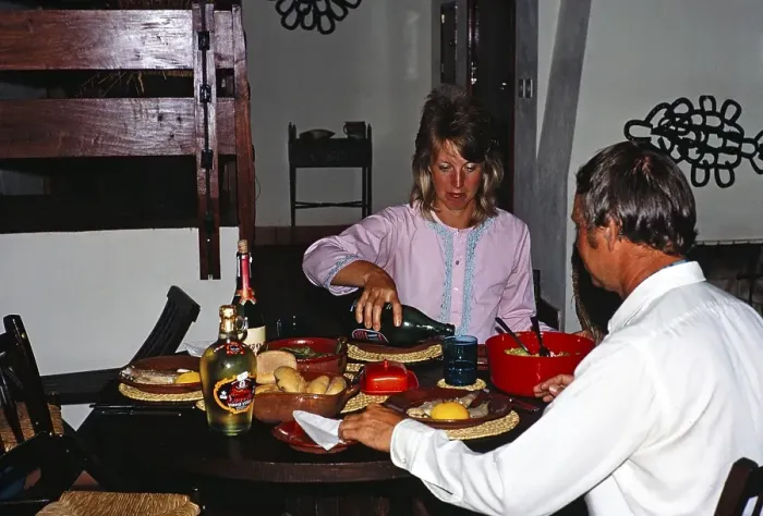 Framed Print : Mann und Frau sitzen am Tisch in einem portugiesischen Restaurant, sie schenkt ihrem Mann ein, 1971