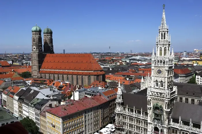Framed Print : Marienplatz, city hall and Frauenkirche in Munich