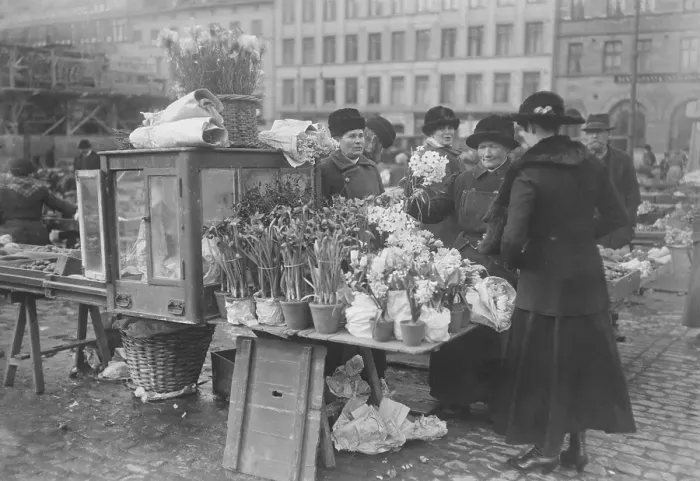 Framed Print : Market square 1918