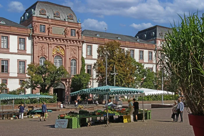 Framed Print : Market stalls on the market square in front of the castle