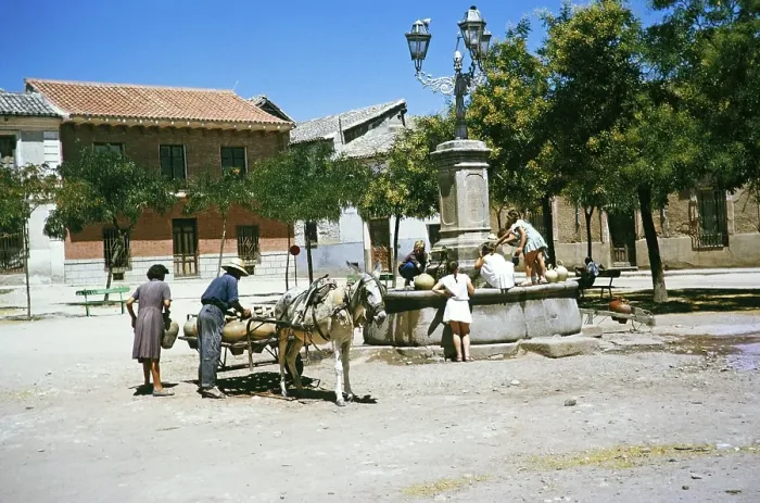 Framed Print : Marketplace filling amphora jugs with water from a fountain, Illescas, Toledo province, Spain 1964 Framed Print : Marketplace filling amphora jugs with water from a fountain, Illescas, Toledo province, Spain 1964