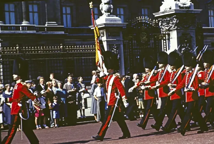 Framed Print : Marschierende Gardisten, Wachabloesung, Buckingham Palace, London, England, Grossbritannien, Ende der 1950er, Anfang der 1960er Jahre Framed Print : Marschierende Gardisten, Wachabloesung, Buckingham Palace, London, England, Grossbritannien, Ende der 1950er, Anfang der 1960er Jahre