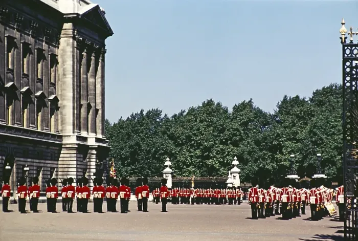 Framed Print : Marschierende Gardisten, Wachabloesung, Buckingham Palace, London, England, Grossbritannien, Ende der 1950er, Anfang der 1960er Jahre Framed Print : Marschierende Gardisten, Wachabloesung, Buckingham Palace, London, England, Grossbritannien, Ende der 1950er, Anfang der 1960er Jahre