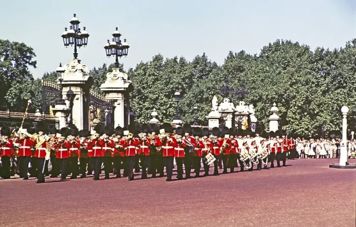 Framed Print : Marschierende Gardisten, Wachabloesung, Buckingham Palace, London, England, Grossbritannien, Ende der 1950er, Anfang der 1960er Jahre Framed Print : Marschierende Gardisten, Wachabloesung, Buckingham Palace, London, England, Grossbritannien, Ende der 1950er, Anfang der 1960er Jahre