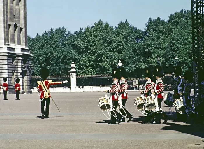 Framed Print : Marschierende Gardisten, Wachabloesung, Buckingham Palace, London, England, Grossbritannien, Ende der 1950er, Anfang der 1960er Jahre