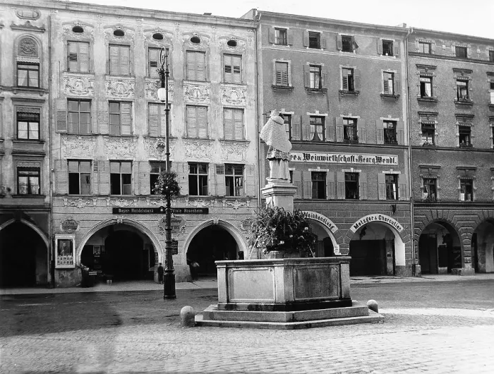 Framed Print : Max-Josephs-Platz with Nepomuk fountain