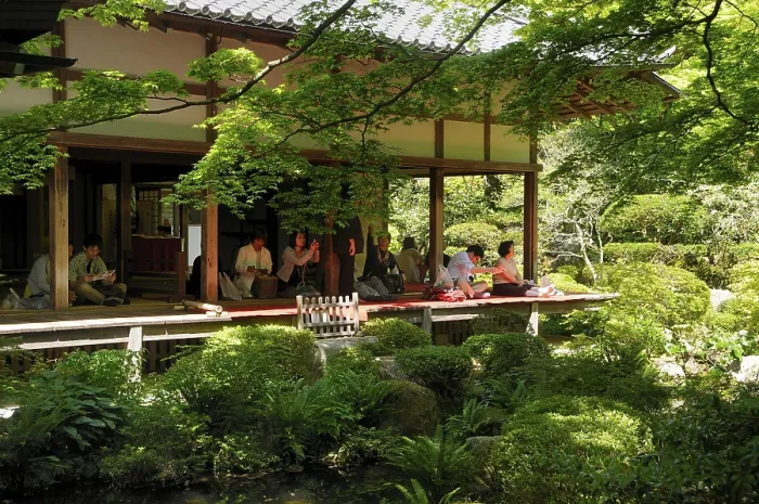 Framed Print : Meditating Japanese people in the Buddhist Sanzen-in temple in Ohara in Kyoto