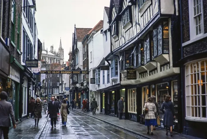 Framed Print : Menschen auf der historischen Stonegate Street in der Naehe der Yorker Muensterkirche, Yorkshire, England, Vereinigtes Koenigreich 19. November 1975