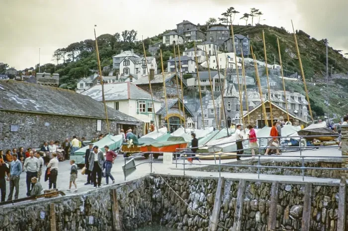 Framed Print : Menschen im Sommerurlaub, Hafen von Looe, Cornwall, England, UK um 1961
