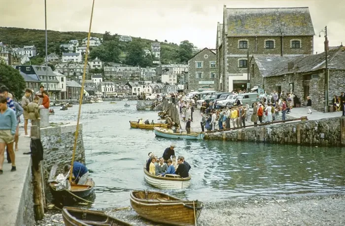 Framed Print : Menschen im Sommerurlaub, Hafen von Looe, Cornwall, England, UK um 1961