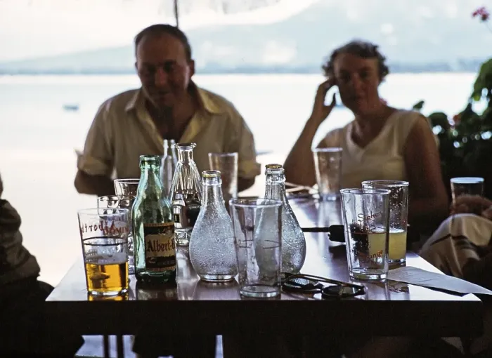 Framed Print : Menschen um einen Tisch mit Getraenken und Flaschen in einem Hafencafe in Calvi, Korsika, Frankreich, 1950er Jahre
