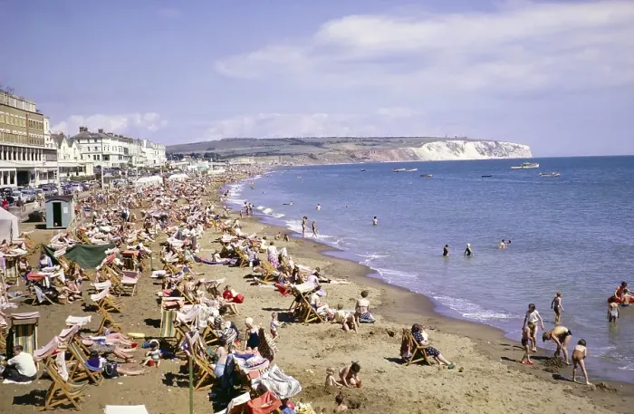 Framed Print : Menschenmassen von Urlaubern am Strand von Sandown, Isle of Wight, England, UK 1962