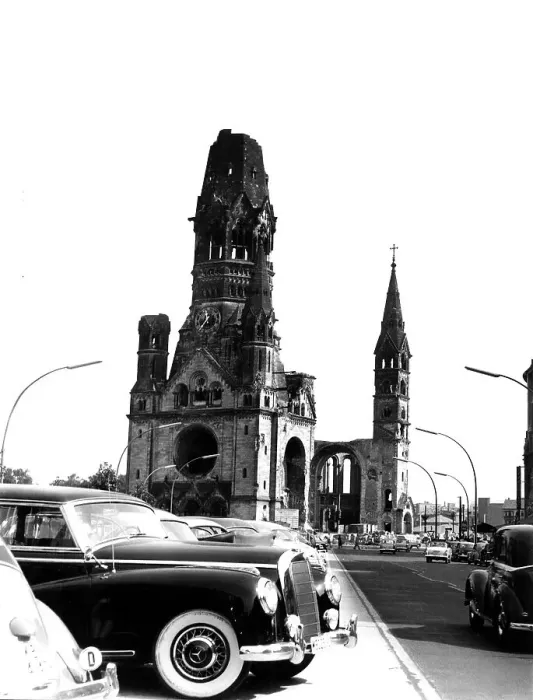 Framed Print : Mercedes in front of Gedaechtniskirche