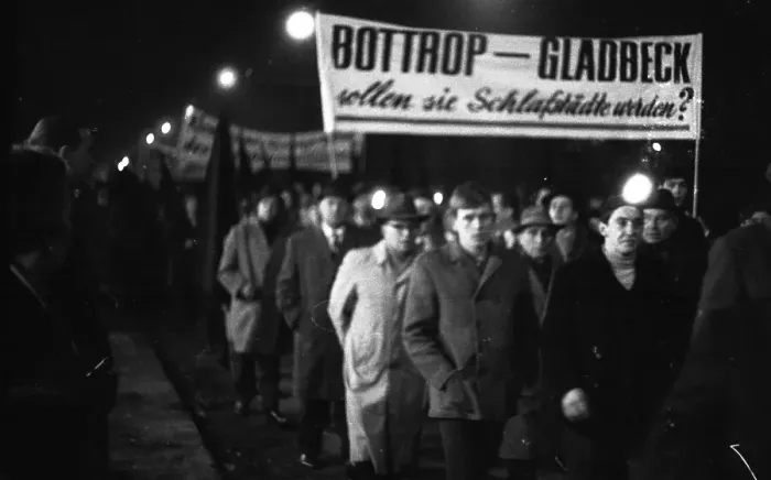 Framed Print : Miners and employees of the Moeller-Rheinbaben colliery in Bottrop