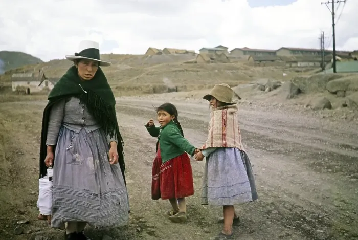Framed Print : Mining in Cerro de Pasco, Peru, South America, ca. 1962 Woman with two children brings packed lunch to miner, South America Framed Print : Mining in Cerro de Pasco, Peru, South America, ca. 1962 Woman with two children brings packed lunch to miner, South America