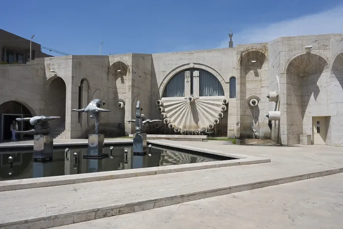 Framed Print : A modern fountain with abstract sculptures surrounded by beige-coloured architecture
