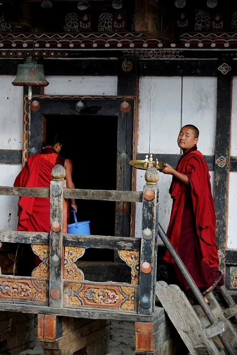 Framed Print : Monks on the site of the monastery of the castle fortress of Trongsa Dzong