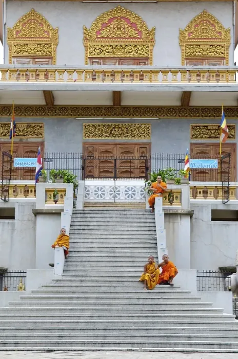 Framed Print : Monks in front of Wat Ounalom, Phnom Penh Framed Print : Monks in front of Wat Ounalom, Phnom Penh