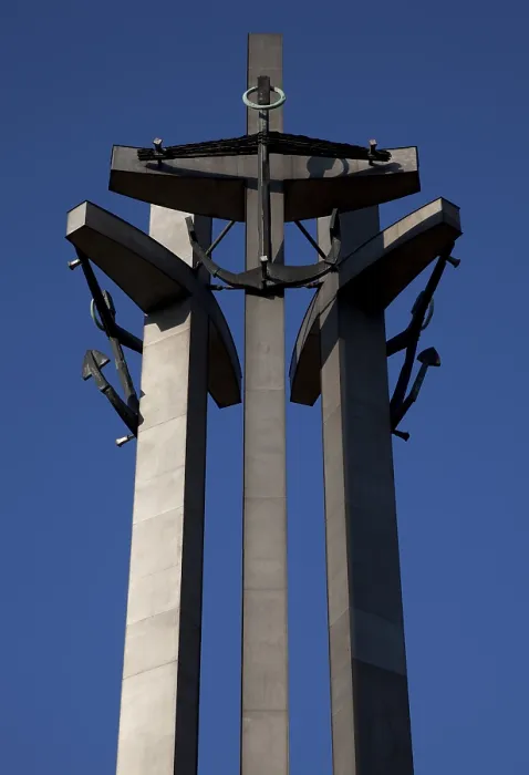 Framed Print : Monument to the Fallen Shipyard Workers