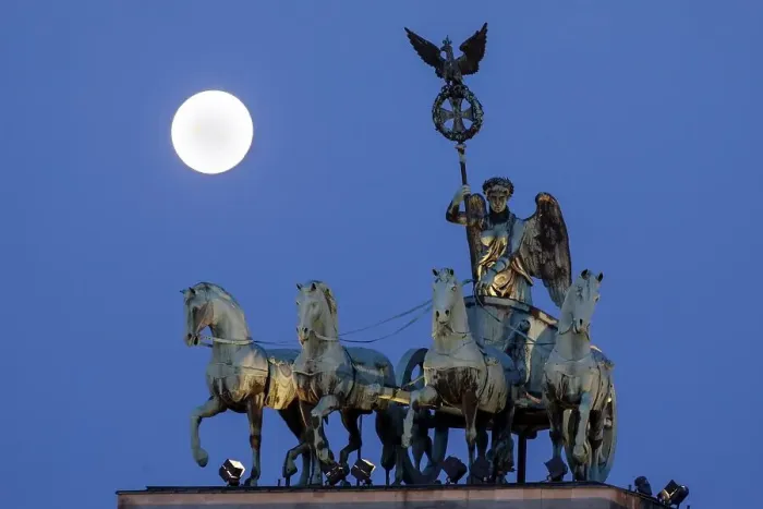 Framed Print : Full moon over the Quadriga at the Brandenburg Gate Framed Print : Full moon over the Quadriga at the Brandenburg Gate