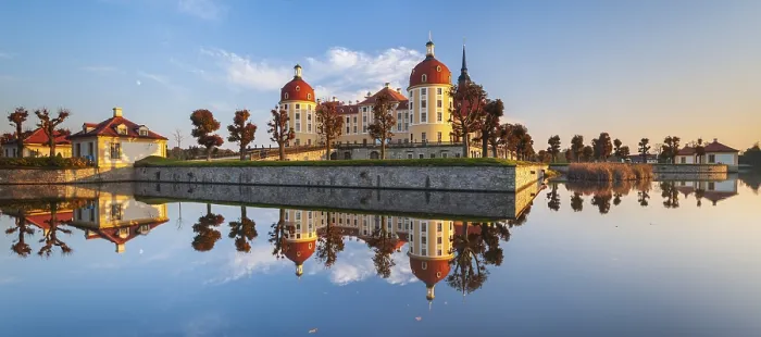 Framed Print : Moritzburg Castle in autumn under a blue sky