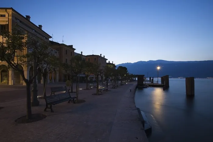 Framed Print : Morning on the promenade in Gargnano