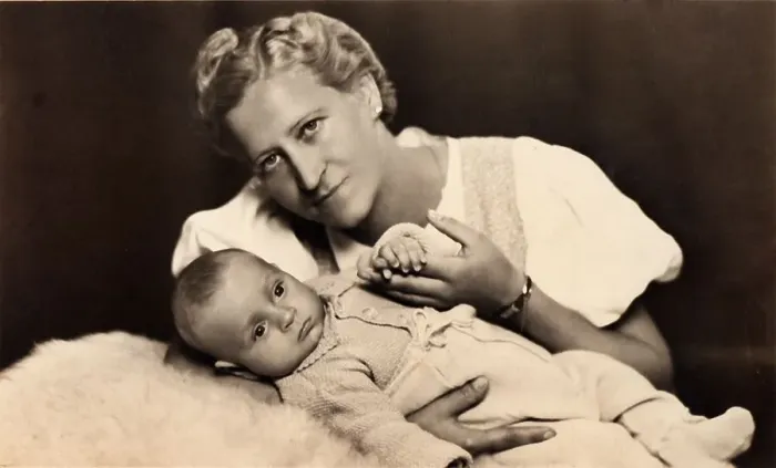 Framed Print : Mother and child, historical photograph Framed Print : Mother and child, historical photograph