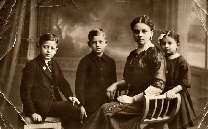 Framed Print : Mother with children, historic photograph