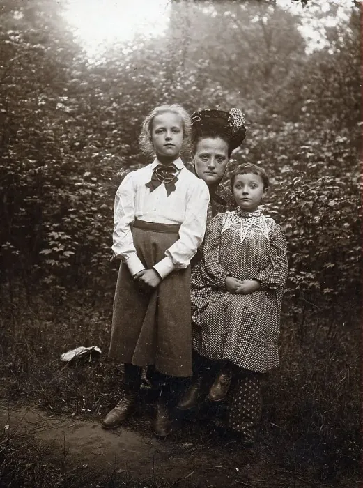 Framed Print : Mother and her two daughters in a park, ca. 1906 Framed Print : Mother and her two daughters in a park, ca. 1906