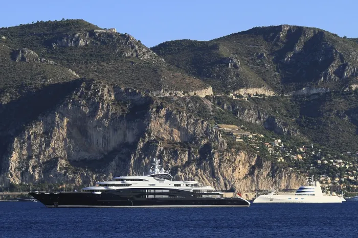 Framed Print : Motoryacht 'Serene', 133 Framed Print : Motoryacht 'Serene', 133