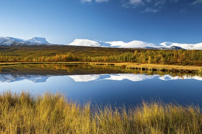 Framed Print : Mountain group Lapporten and snowy mountains of Abisko National Park reflected in small pond Framed Print : Mountain group Lapporten and snowy mountains of Abisko National Park reflected in small pond